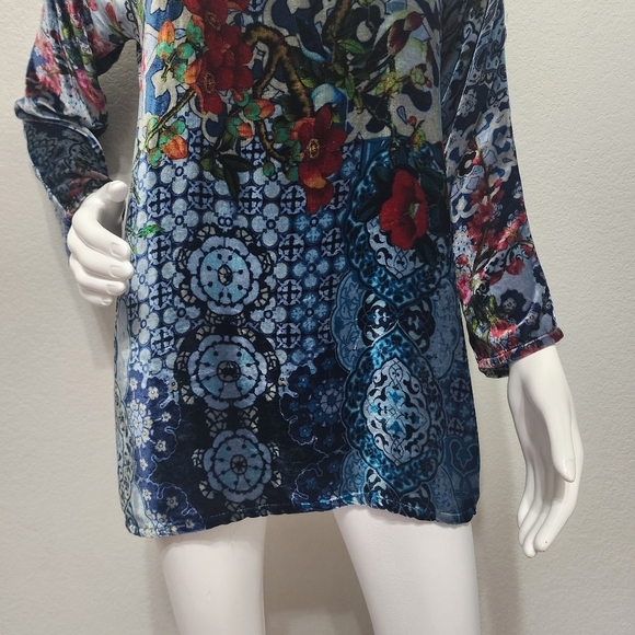 Johnny Was Velveteen Silk Floral Blue Top Size S - Picture 11 of 13